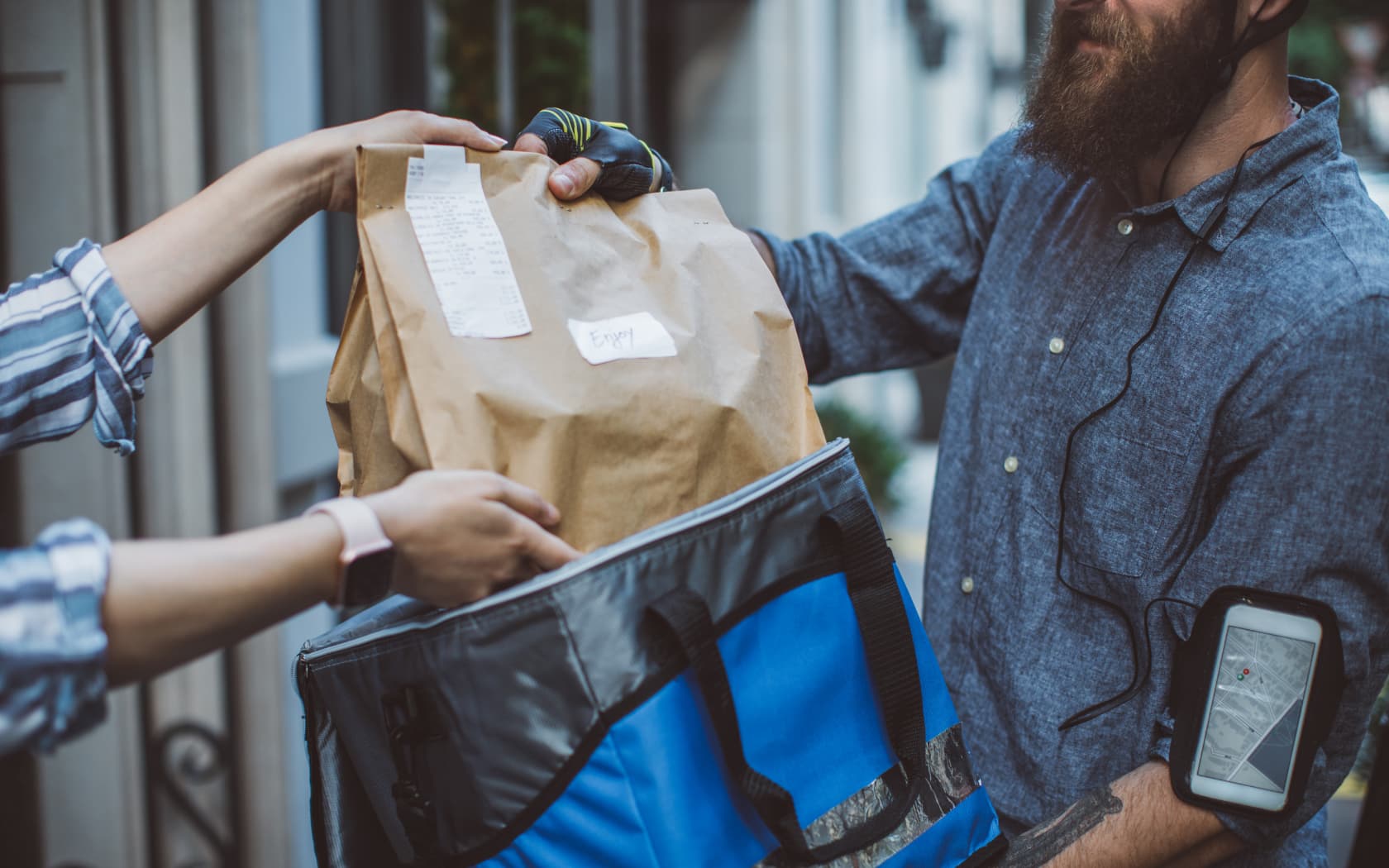 man-delivering-food-through-delivery-app